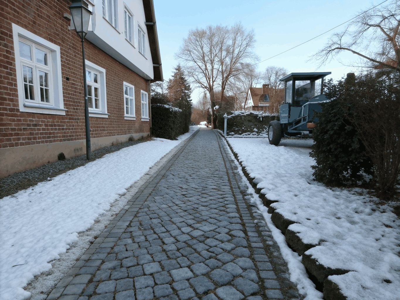 Geräumter und gestreuter Fußweg vor einem Gebäude im Winter